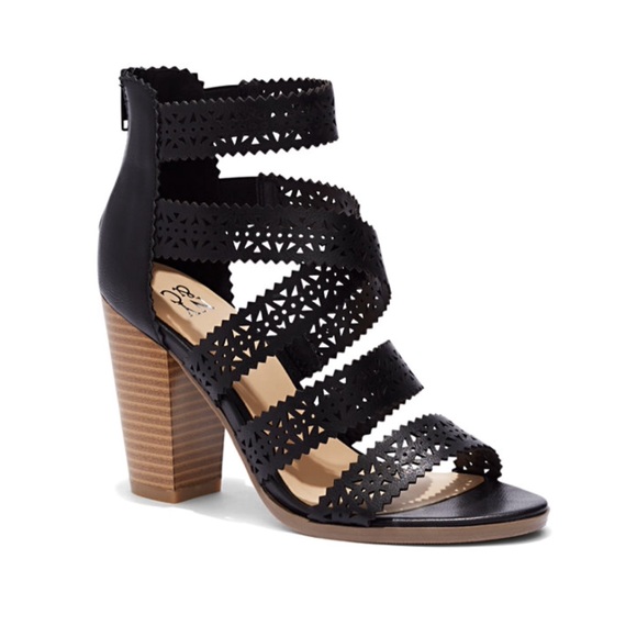 Shoes - NEW super comfortable black stacked heel sandal